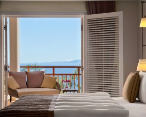 elegantes schlafzimmer mit meerblick im kempinski resort barbaros bay in bodrum türkei