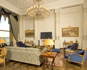 luxuriöses wohnzimmer einer suite im kempinski ciragan palace in istanbul türkei