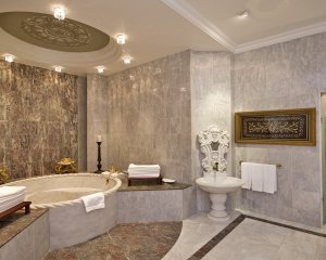 luxus badezimmer einer suite mit badewanne im kempinski ciragan palace in istanbul türkei