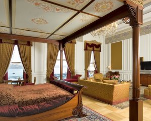 orientalisches luxus schlafzimmer mit ausblick im kempinski ciragan palace in istanbul türkei
