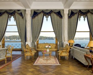 traditionelles wohnzimmer mit ausblick im kempinski ciragan palace in istanbul türkei
