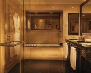 modernes luxus badezimmer diner suite im kempinski adriatic in istrien kroatien