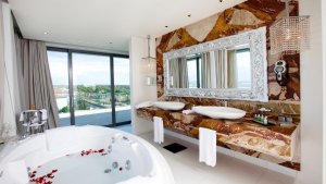grosses Badezimmer einer traumhaften suite im kempinski adriatic in istrien kroatien