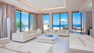 elegantes Luxus Wohnzimmer einer suite im kempinski adriatic in istrien kroatien