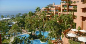 traumhafte poollandschaft mit palmen und meerblick im kempinski hotel bahia marbella estepona an der costa del sol spanien