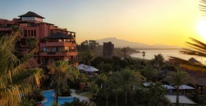 romantischer sonnenuntergang im kempinski hotel bahia marbella estepona an der costa del sol spanien