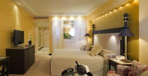 helles schlafzimmer im kempinski hotel bahia marbella estepona an der costa del sol spanien