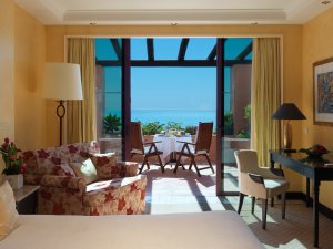 elegantes wohnzimmer mit aussicht im kempinski hotel bahia marbella estepona an der costa del sol spanien