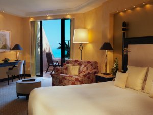 luxuriöses schlafzimmer im kempinski hotel bahia marbella estepona an der costa del sol spanien