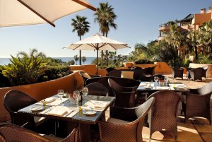 gemütliche terrasse mit ausblick im kempinski hotel bahia marbella estepona an der costa del sol spanien