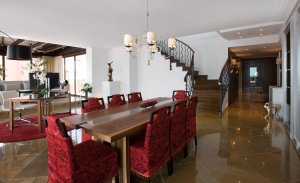 wunderschönes wohnzimmer einer suite im kempinski hotel bahia marbella estepona an der costa del sol spanien