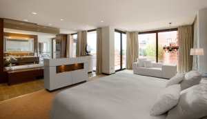 luxuriöses schlafzimmer einer suite im kempinski hotel bahia marbella estepona an der costa del sol spanien