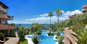 luxuriöser pool im kempinski hotel bahia marbella estepona an der costa del sol spanien