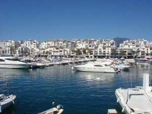 traumhafte yachten in der nähe des kempinski hotel bahia marbella estepona an der costa del sol spanien