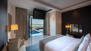 grosse suite mit pool und ausblick im im neuen kempinski hotel muscat im oman orient muskat