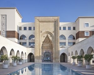 orientalischer haupteingang mit pool im kempinski the dome belek türkei