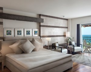 luxuriöses schlafzimmer einer suite mit balkon im kempinski the dome belek türkei