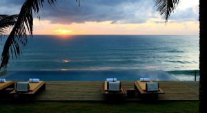 infinity pool mit herrlichem blick auf den ozean, Kenoa Exclusive Beach Spa & Resort, Barra de Sao Miguel, Brasilien
