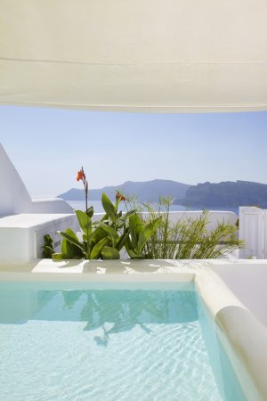 luxus suite mit pool im kirini resort von relais und chateaux in santorini griechenland europa