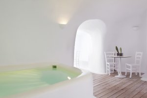 jacuzzi im badezimmer einer suite im kirini resort von relais und chateaux in santorini griechenland europa