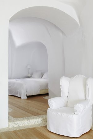 weisse luxus suite im kirini resort von relais und chateaux in santorini griechenland europa