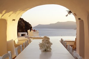 traumhafte terrasse mit meerblick im kirini resort von relais und chateaux in santorini griechenland europa
