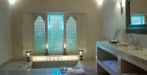 luxuriöses badezimmer in afrika marokko marrakesch im ksar char bagh