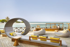 große terrasse mit blick auf den indischen ozean im lux luxus resort auf den malediven