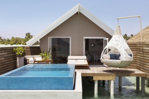 terrasse mit eigenem pool einer water villa im luxusresort auf den malediven