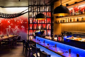 asiatische bar mit roten und blauen farben in einer warmen beleuchtung