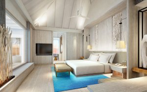 großes schlafzimmer einer villa mit hellen und türkisfarbenen einrichtungen im lux hotel