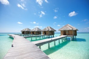 wunderschöner strand mit water bungalow auf den malediven im lux* resort