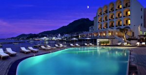 romantische abendstimmung im hotel allegro della regina Isabella in ischia Italien