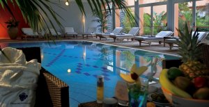 grosser innen pool im hotel allegro della regina Isabella in ischia Italien