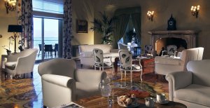 gemütliche Lounge im hotel allegro della regina Isabella in ischia Italien