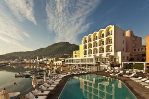 wunderschöner pool mit Ausblick auf das Meer im hotel allegro della regina isabella