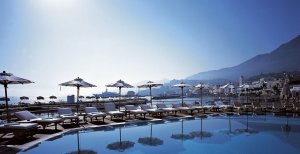 grosser pool mit liegen im hotel allegro della regina Isabella in ischia Italien