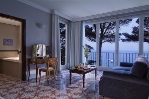 elegantes Wohnzimmer einer Luxus suite im hotel allegro della regina Isabella in ischia Italien