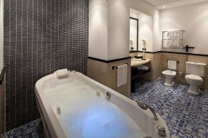 grosses luxuriöses Badezimmer einer suite im hotel allegro della regina Isabella in ischia Italien
