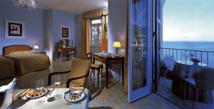 Luxus Wohnzimmer einer suite im hotel allegro della regina Isabella in ischia Italien