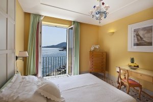 romantisches Schlafzimmer mit Ausblick auf das Meer im hotel allegro della regina Isabella in ischia Italien