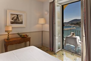süsses Zimmer mit Balkon im Luxus hotel allegro della regina Isabella in ischia Italien