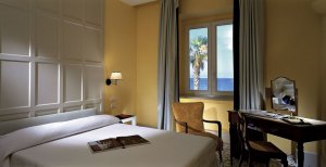 romantisches Schlafzimmer im hotel allegro della regina Isabella in ischia Italien