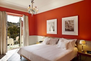 grosses Schlafzimmer mit gartenblick und Terrasse im hotel allegro della regina Isabella in ischia Italien