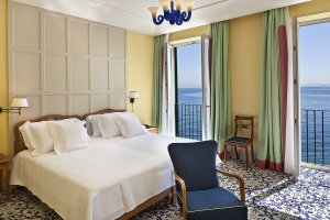 luxuriöses Schlafzimmer mit Meerblick im hotel allegro della regina isabella