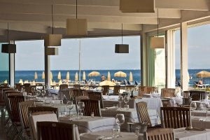 entspannte Terrasse mit Meerblick im hotel allegro della regina Isabella in ischia Italien