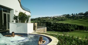 Spanien La Cala de Mijas Resort & Golf SPA belebender Whirlpool mit Ausblick zum Golfplatz 