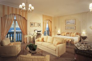 geräumiges wohnzimmer mit meerblick im la reserve de beaulieu luxus hotel an der französischen riviera frankreich 