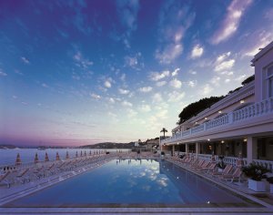 romantischer pool bei sonnenuntergang im luxus hotel la reserve de beaulieu an der französischen riviera
