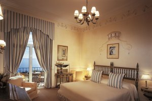 gemütliches zimmer mit meerblick im la reserve de beaulieu luxus hotel an der französischen riviera frankreich 